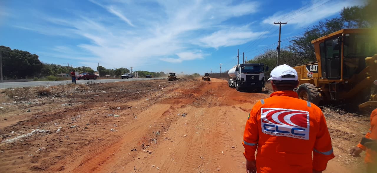 Além da ordem de serviço do primeiro lote e da publicação do edital do segundo, o evento também foi marcado pelo anúncio de um conjunto de ações estruturantes para a malha viária potiguar. - Foto: Carlos Costa